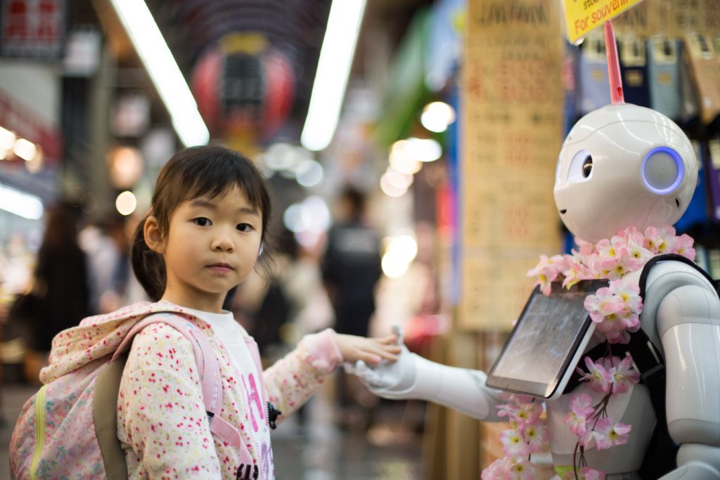 enfant-robot-IA-amis