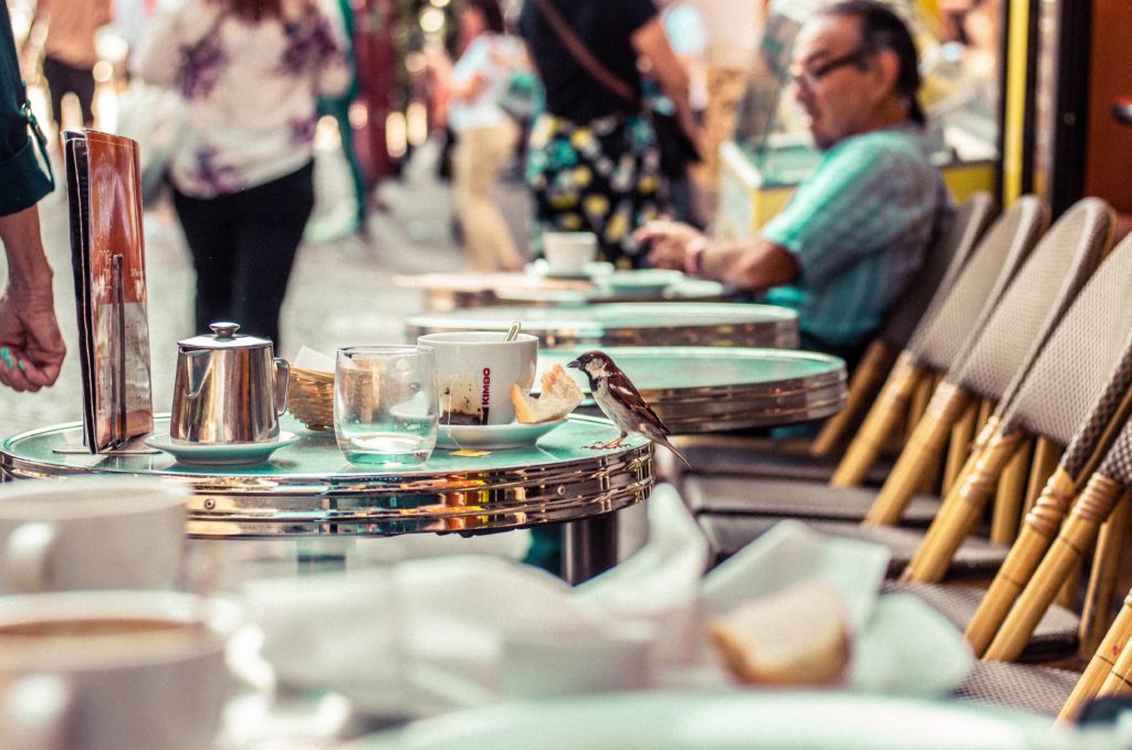 américains-touristes-café-bistro-français