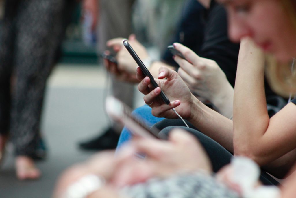 réseaux-sociaux-mobile-fridenly